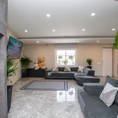 Maravillosa Casa Con Piscina Grande Y Bosque トルデラ